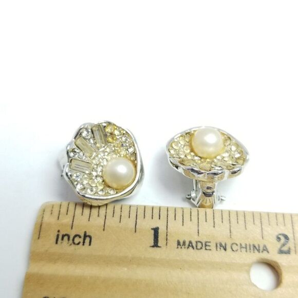 Vintage Shell Shape Rhinestone Clip On Earrings, Faux Pearl, Retro 50s Style - Picture 3 of 7